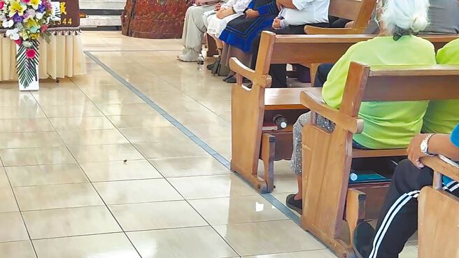 已故南迴诊所院长徐超斌9月30日在台东土坂天主堂举办公祭，当邻居谈及他的生平时，1只蝴蝶自门口缓缓飞往灵柩，飞行跌跌撞撞，乡亲表示，正如徐医师中风后仍坚毅缓步的模样。（蔡旻妤摄）