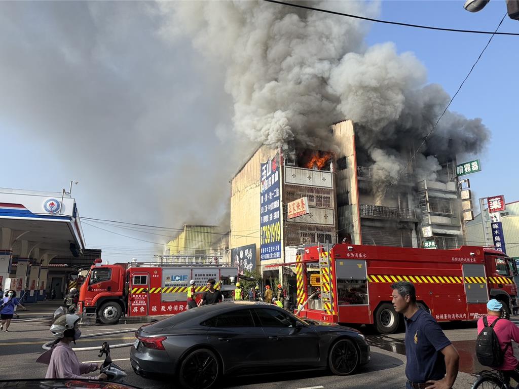 屏東市民生路一處農藥行2日驚傳火警，現場火勢猛烈、濃煙四竄還不時傳出爆炸聲，左右民房也遭殃，目前警消正全力滅火搶救中。（民眾提供／謝佳潾屏東傳真）
