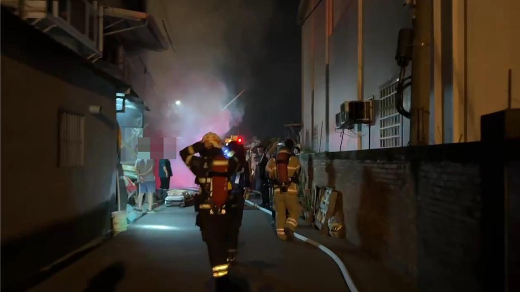 今(2日)清晨4點多，六腳鄉蒜頭村一處3樓RC建築物發生火災，黃家母女即時逃生。(嘉縣消防局提供／呂妍庭嘉義傳真)