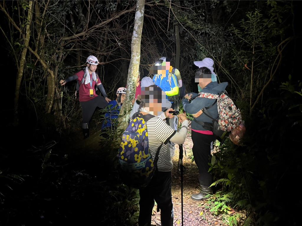 6山友迷途白石山，桃園大溪消防夜間救援助脫困。（桃市消防局提供／呂筱蟬桃園傳真）