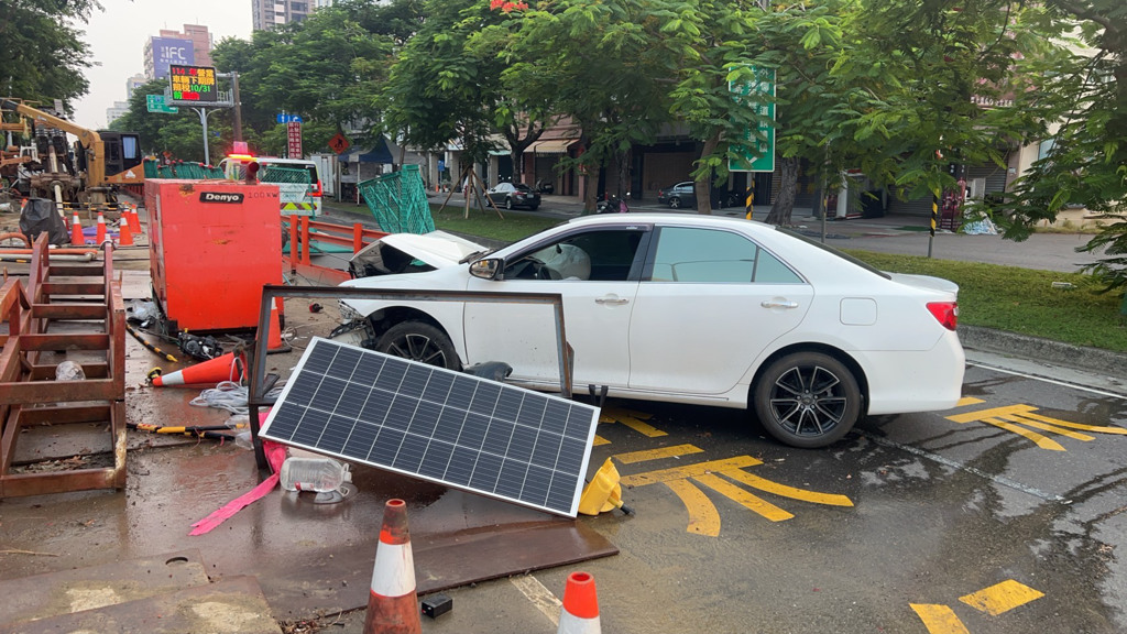一名26歲曾姓男子駕駛自小客車，行經中華一路與青海路口時，因聲稱「不熟悉路況」，車輛直接擦撞路邊施工欄杆，導致車頭嚴重毀損，曾男手腳多處輕微擦挫傷。（圖／簡銘柱翻攝）