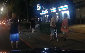 拐杖伯未走斑马线过马路 他猛按喇叭嘆：老人就想动手动脚