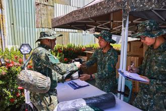 光復災區開設國軍服裝補給站 耗損即時更換