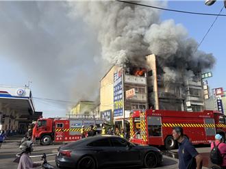 屏東農藥行大火  爆炸聲不斷濃煙竄天   緊鄰加油站民眾驚恐
