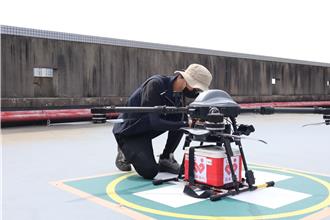 新竹捐血中心無人機配送血袋 飛越頭前溪抵達國軍醫