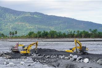 花蓮洪災搶修光復堤防 2860米拚4日完成 今推進至佛祖街