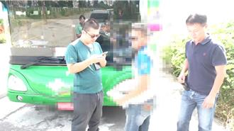 恐怖游览车司机！吸毒又怕讨债随身带枪弹   还载客趴趴走