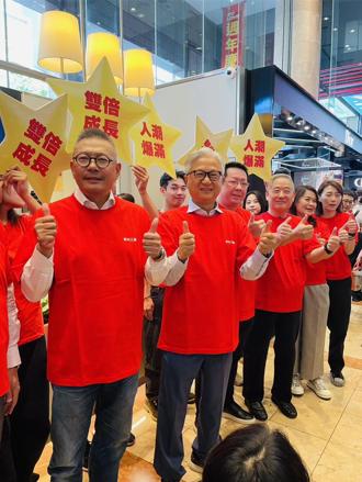 新光三越周慶首日湧人潮！吳東昇巡櫃打氣 看中這款必買商品