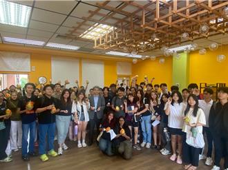 金大邀國際生提早慶中秋 嘗月餅、吃文旦跨文化交流