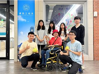 過去最年輕正教授 張玉盈勇抗病痛重返講台獲金鷹獎