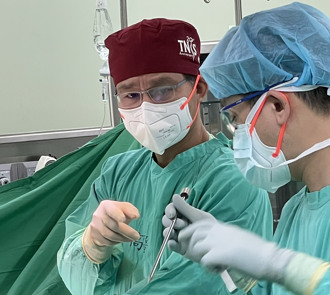 獨家》兩度見血昏倒被笑「別選外科」神外醫林志隆克服恐懼成「神刀」