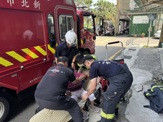 洗腎失聯！兒跨縣市急叩警消　雲梯車出動救回跌倒8旬母
