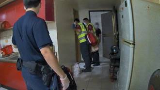 桃園獨居翁倒臥浴室飄惡臭　警急破門搶回一命