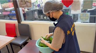 高雄麵館燙青菜藏蟲屍 消費者嚇壞反胃 衛生局說話了