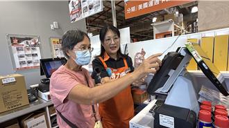 銀髮不退場 台東長輩走進賣場當「實習收銀員」