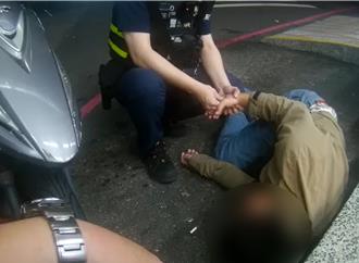 醉男豪飲倒路邊　員警穴道奇招助返家