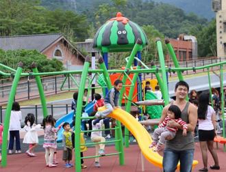 兒童遊戲場曝曬達80度！新北議員籲納入遮陽規範