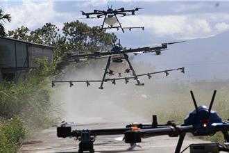 33化學兵群使用六軸無人機  大範圍噴灑藥水清消花蓮災區