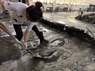 徐巧芯挖淤泥喊「像大型冰淇淋」 鏟子超人曝災民真心話