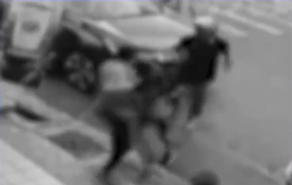 影》隨機殺人凶嫌挾持學童  白衣女英勇搶救身分曝光