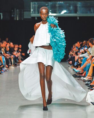 海倫米蘭秀場誦披頭四