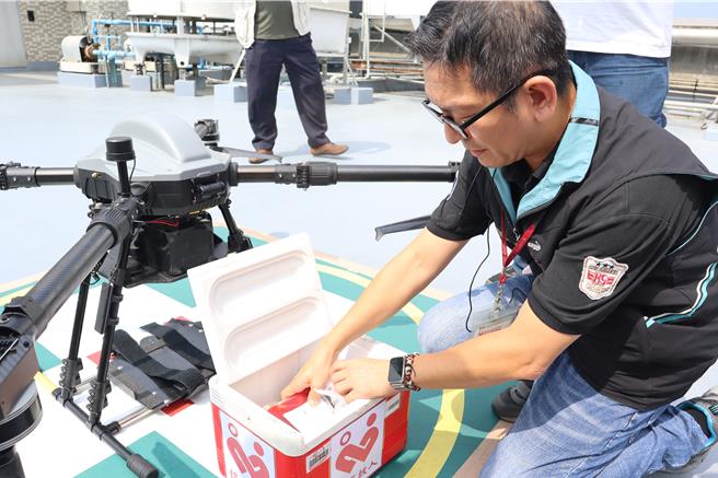 新竹捐血中心2日举办无人机紧急医疗送血展演，盼未来能建立紧急医疗救援飞行模式。（邱立雅摄）