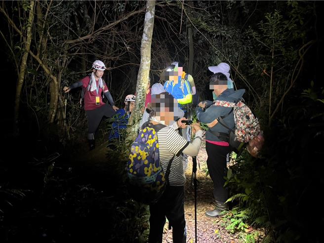 6山友迷途白石山，桃园大溪消防夜间救援助脱困。（桃市消防局提供／吕筱蝉桃园传真）