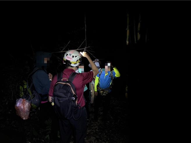 6山友迷途白石山，桃园大溪消防夜间救援助脱困。（桃市消防局提供／吕筱蝉桃园传真）