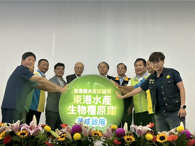 耗時3年打造的「東港蝦藻類種原庫」2日落成啟用，專責保存白蝦、草蝦、泰國蝦等經濟蝦類，預計明年初釋出首批白蝦蝦苗，讓台灣蝦類產業鏈能穩定自給。（謝佳潾攝）