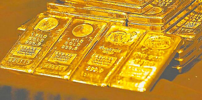 美国国会未能通过新财政预算，加上美国与亚洲制造业数据偏弱，全球经济不确定性升高，避险买盘涌入黄金。图／美联社