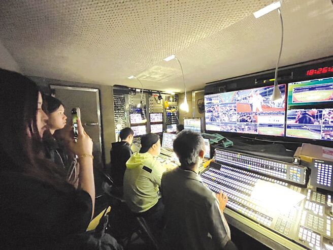 玄奘大學與愛爾達體育台產學合作，攜大眾傳播學系師生齊聚台北大巨蛋，展開一場難忘的職棒轉播見習之旅。圖／玄奘大學提供