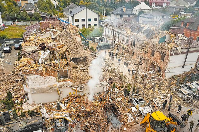 外媒指台灣是俄羅斯石腦油（俗稱輕油）的全球最大進口國，形同向俄方提供數十億美元戰爭資金。圖為俄羅斯空襲擊中烏克蘭基輔一棟公寓大樓。（美聯社）