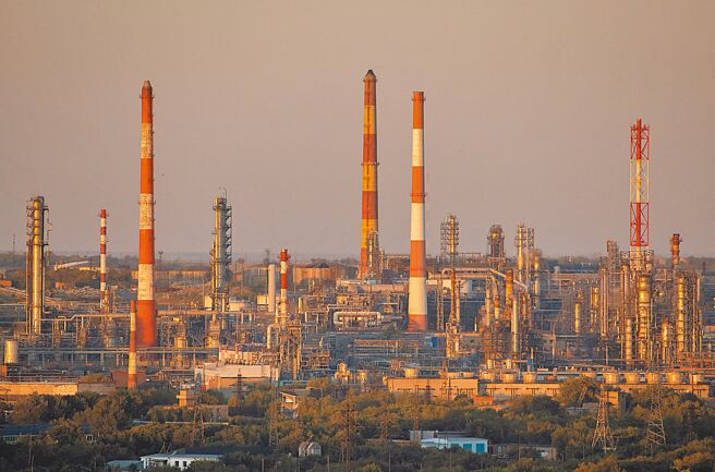 多個國際組織1日公布一份報告，指台灣持續向俄羅斯採購石腦油（輕油），主要採購的企業為台塑石化。圖為俄羅斯奧倫堡州一處煉油廠。（路透）
