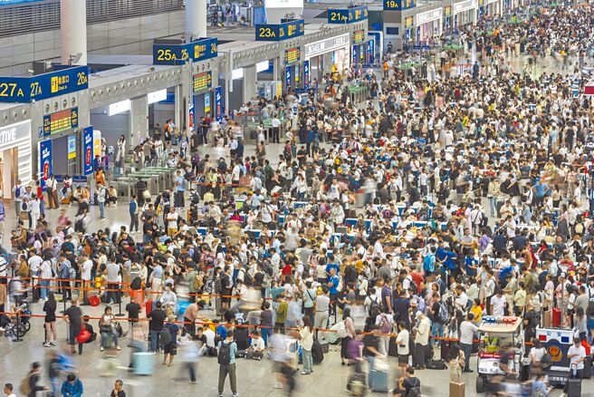 大陸十一國慶，美國、俄羅斯和北韓皆致以祝賀。假期首日出現出遊高峰，上海虹橋站人山人海。（新華社）