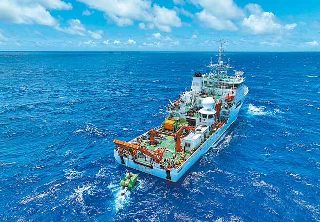 國際海底管理局遲遲未完成「礦業法典」，大陸學者指出，規則缺失使企業無所適從。圖為大陸海試深海採礦船。（新華社）