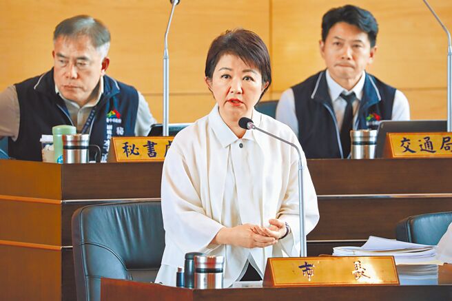 台中市长卢秀燕（前）严正质疑，某些城市若有特权，导致交通死伤数据失真，对城市有何好？（陈淑娥摄）