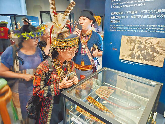 瑞典国家世界文化博物馆典藏排湾族百年文物，1日重返屏东县狮子乡文物馆展出，导览员解说文物背后的故事。（罗琦文摄）