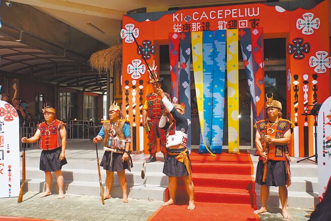 排湾族百年文物1日重返狮子乡举办特展，部落青年鸣枪宣告正式揭幕。（罗琦文摄）