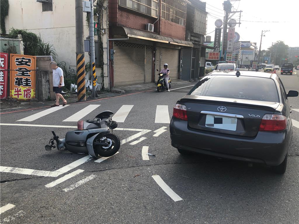 2日下午3時許，78歲王男駕駛自小客車沿桃園市中壢區新中北路往環中東路方向直行，疑不熟悉路況、多時相號誌而闖紅燈，撞上沿普忠路直行往晉元路方向直行的31歲陳女，造成陳女受有腦出血及右肩骨折等傷勢。(翻攝照片)