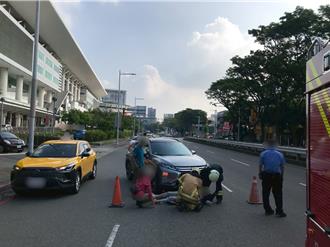 騎單車與自小客相撞！婦卡車底眾人救援 出動「堆高機」抬車