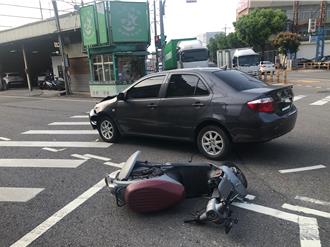 恐怖瞬間！桃園78歲翁闖紅燈「撞飛女騎士」害腦出血