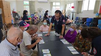 公私協力推長照 雲林創作「海味共學卡」助長輩活化腦力