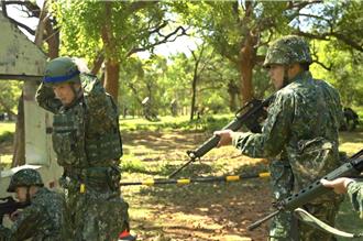 黃鐙輝入伍當班長出事了！慘遭星兵過肩摔