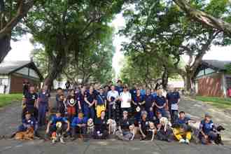 德國聯邦救難犬協會教官來臺授課　東海校園化身搜救犬實戰基地