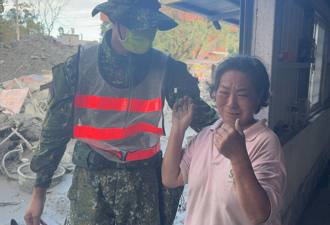 國軍救災滿臉泥漿汗水   鄉民淚謝