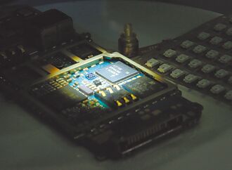 AI投資熱 晶片製造商市值飆