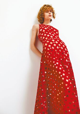 何超蓮愛舒適 被Maje紅洋裝圈粉