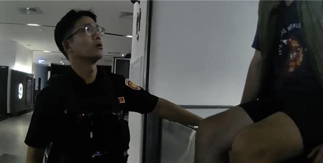 在员警耐心安抚下，张男才愿意离开平台，顺利解除危机。（警方提供／纪爰高雄传真）