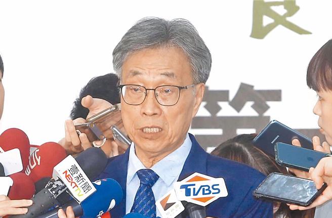 农业部长陈骏季曾称马太鞍溪堰塞湖没有立即危险，被外界质疑应该为溃堤洪灾负责。（本报资料照片）