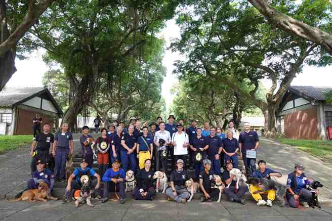 东海携手内政部消防署与德国联邦救难犬协会，于校园内举办全国最具规模的特种搜救犬训练。(照片/东海大学提供)